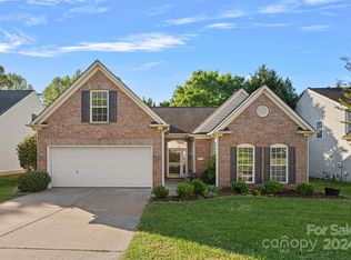 909 Clearbrook Rd, Matthews, NC 28105