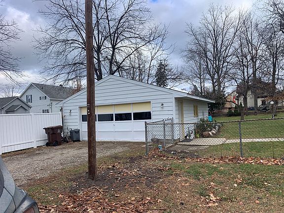 3rd image of 138 S 2nd St NE