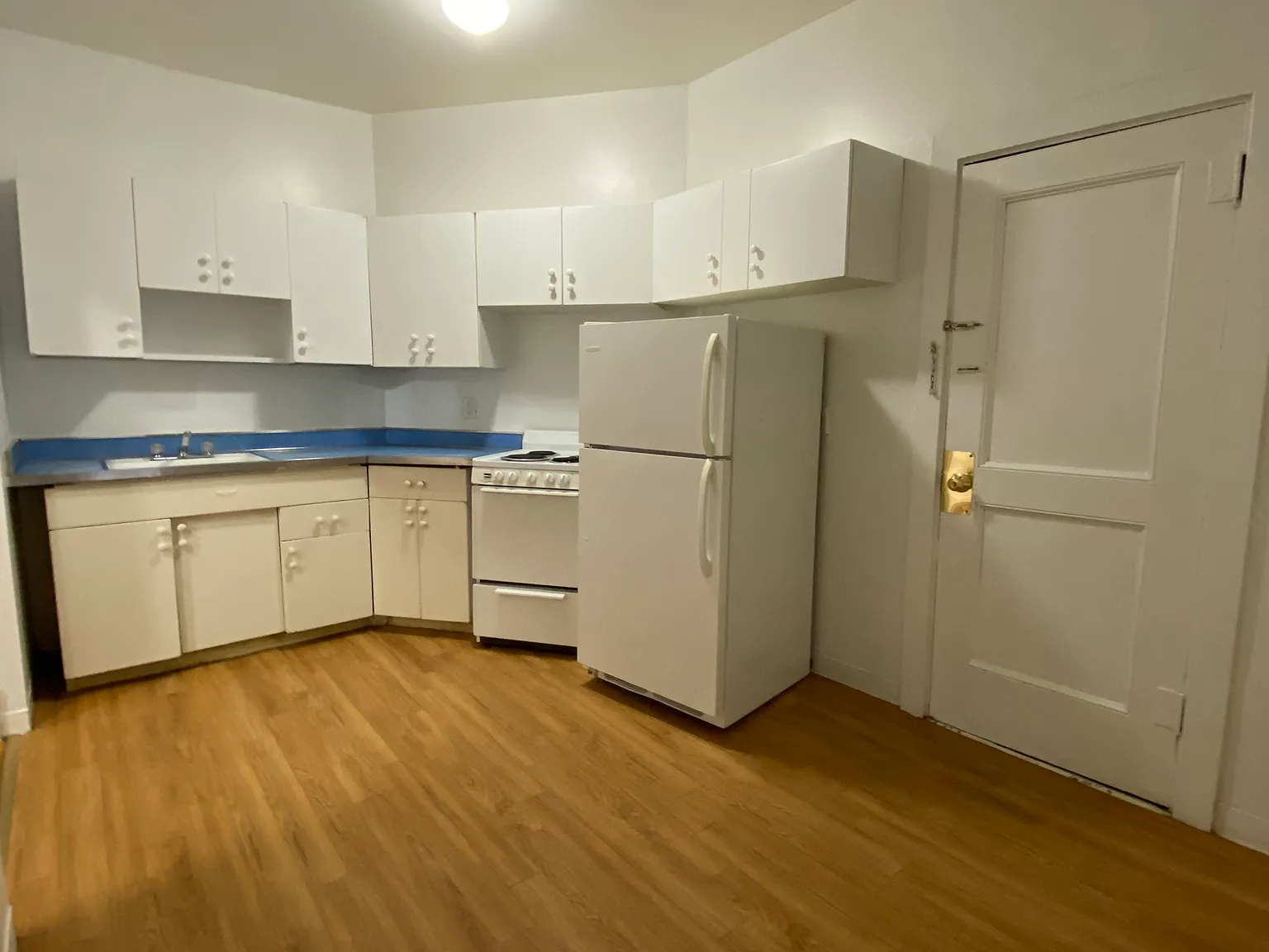 3 bed, 999 sqft, $3,200 — Photo 2