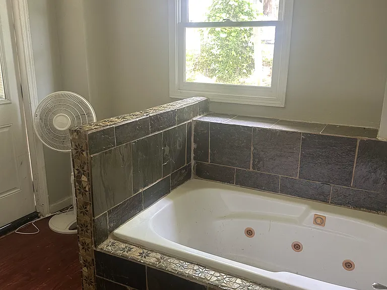 3220 Memorial Dr — Photo 7