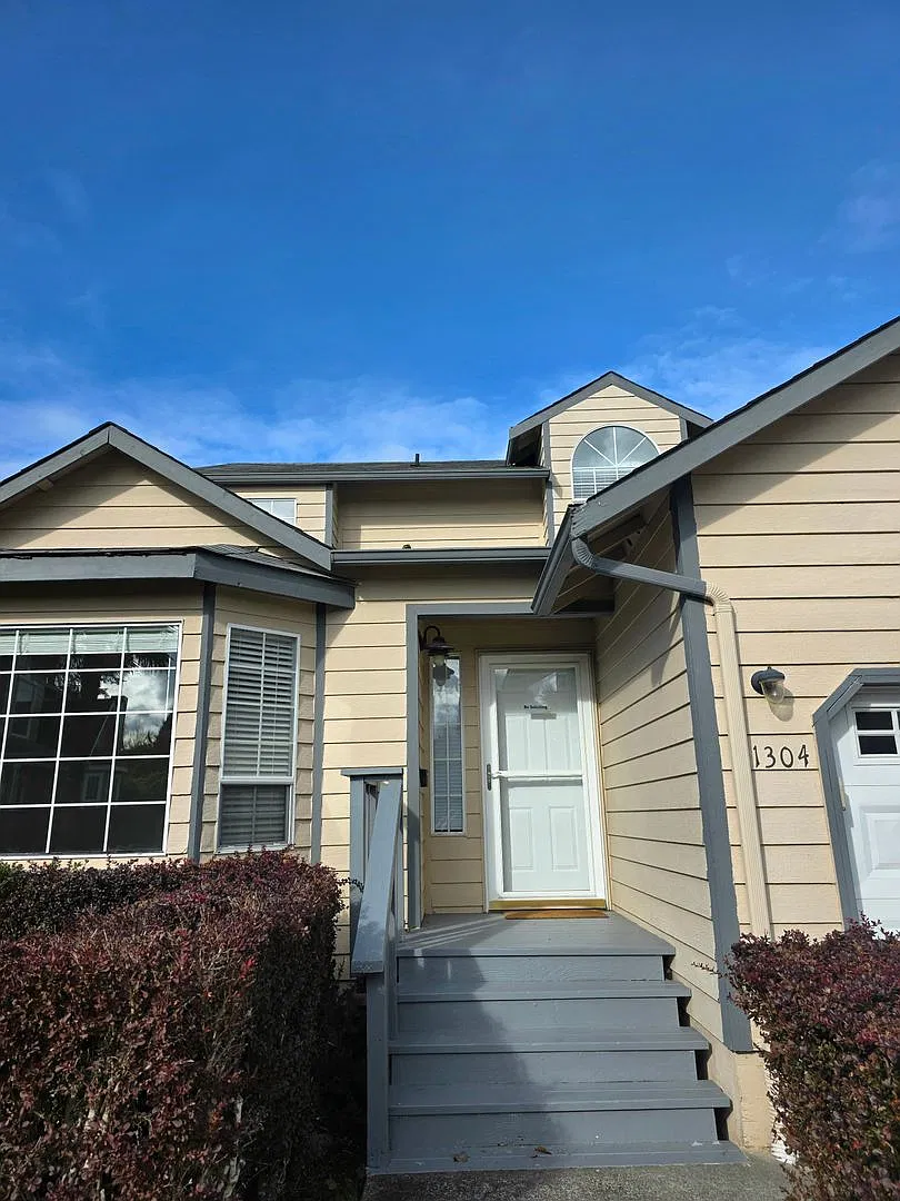 DesMoines home, 3 bed 2.5 bath home with 2 car garage. Available NOW!! — Photo 2