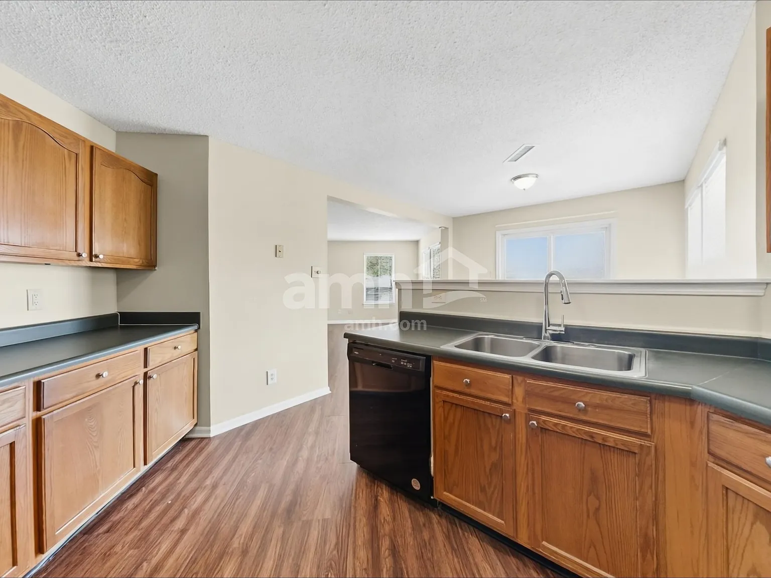 3 bed, 2.5 bath, 2359 sqft, $2,195 — Photo 4