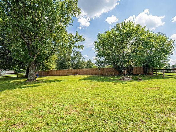 3rd image of 1718 Woolie Rd