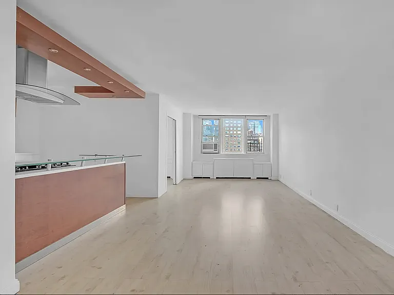 201 E 36th St #15D — Photo 1