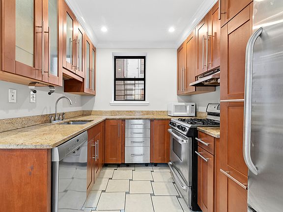 3rd image of 319 E 105th St APT 4F