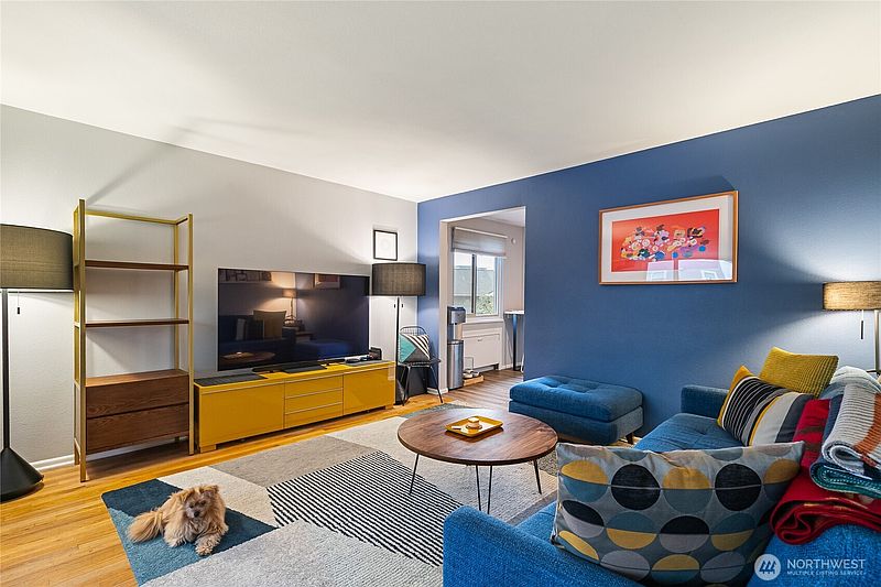 4th image of 901 N Forest Street #123
