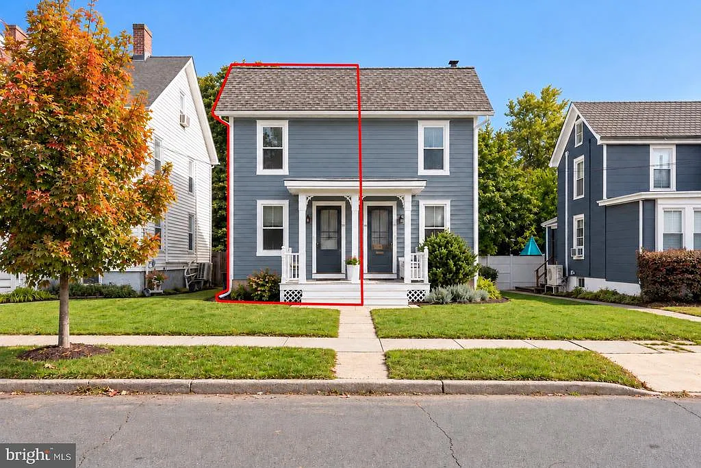 32 Columbia Ave — Photo 1