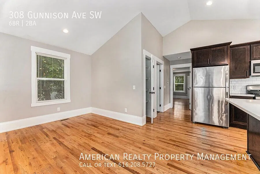 6 bed, 2133 sqft, $3,700 — Photo 4