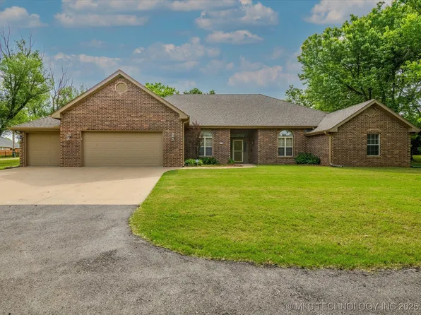 1310 Prairie Heights Dr, Bartlesville, OK 74006