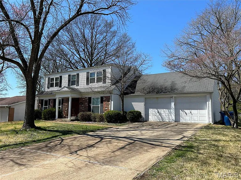 829 Lesparre Dr — Photo 2