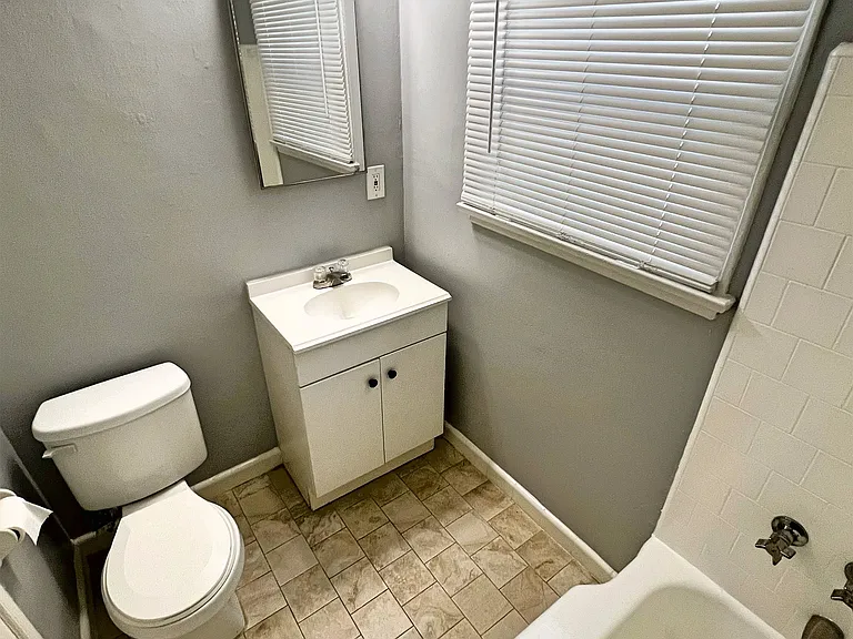 1162 E 3rd St #3 — Photo 5