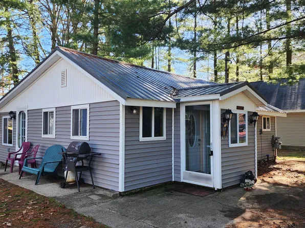 220 Pine Oaks Dr, Prudenville, MI 48651