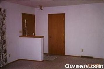 Entryway w/coat closet