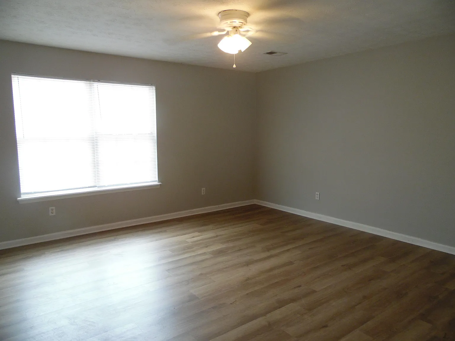 2 bed, 1.5 bath, 1200 sqft, $1,050 — Photo 2