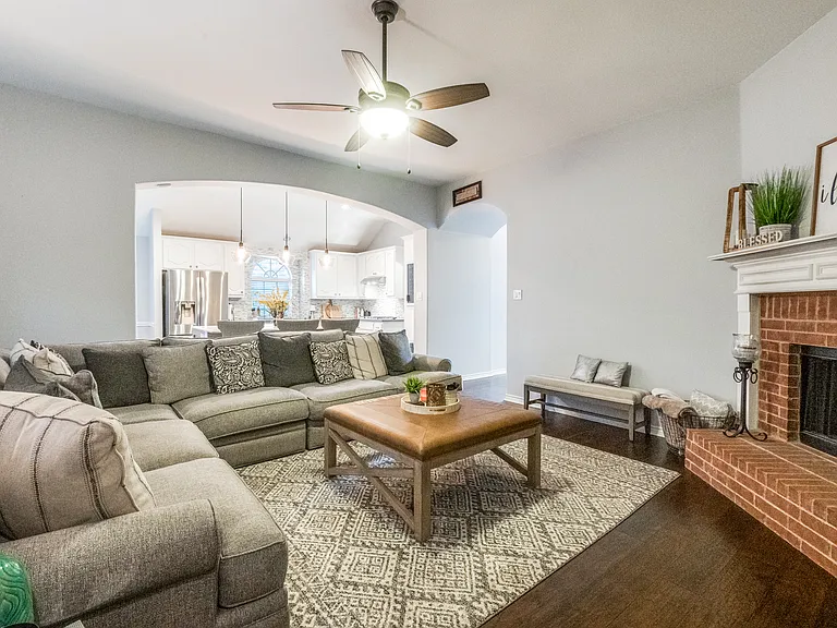 2731 Vela — Photo 10