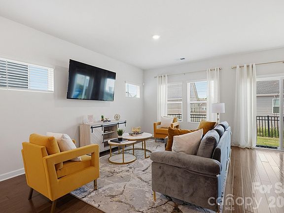 4th image of 571 Palmarosa St #130