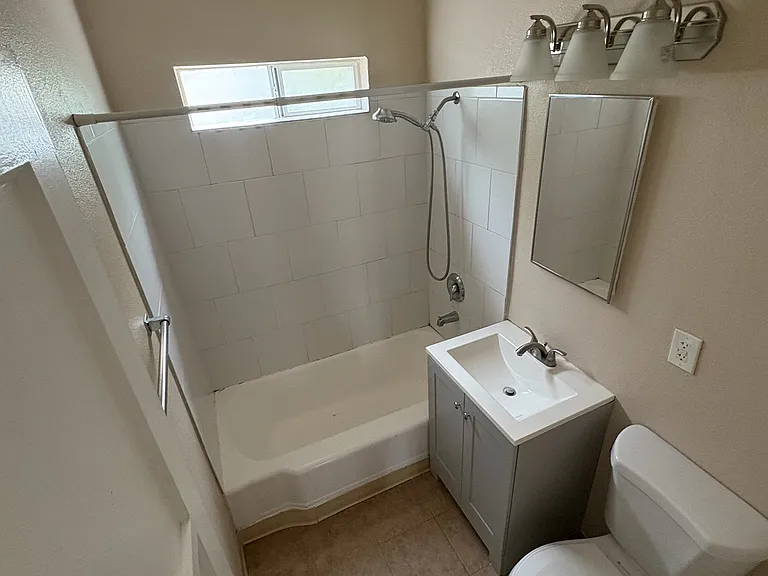 1042-48 Loring St #1048 — Photo 3