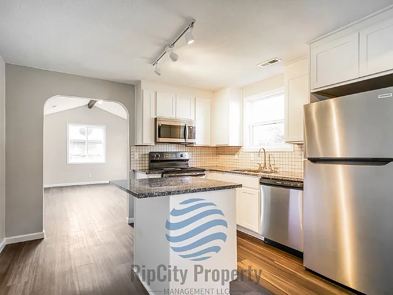 1307 Elm St — Photo 5