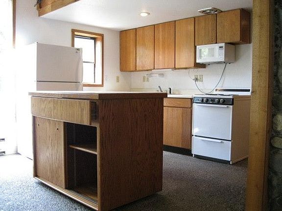 kitchen w/ island