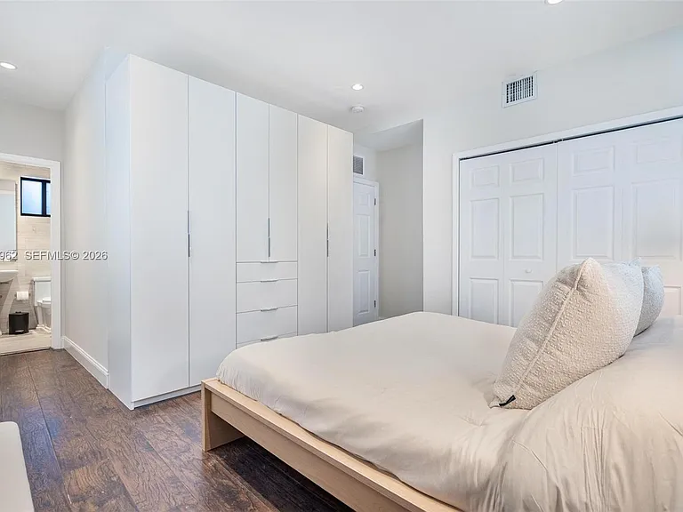 920 SW 9th St — Photo 17