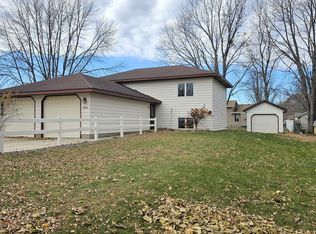 570 Jackson St SW, Hutchinson, MN 55350