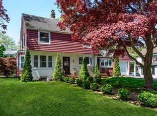 4 Locust St, Great Neck, NY 11023