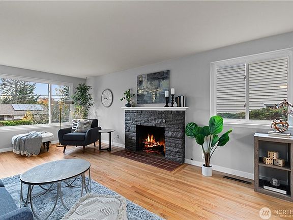 4th image of 10526 Alton Ave NE