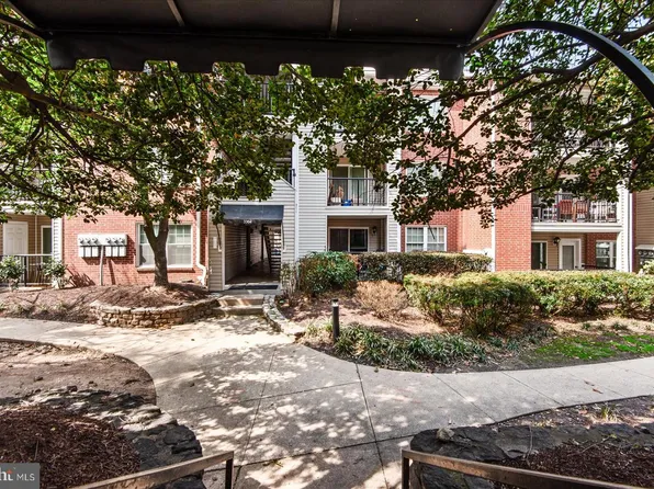 3308 Wyndham Cir APT 221, Alexandria, VA 22302