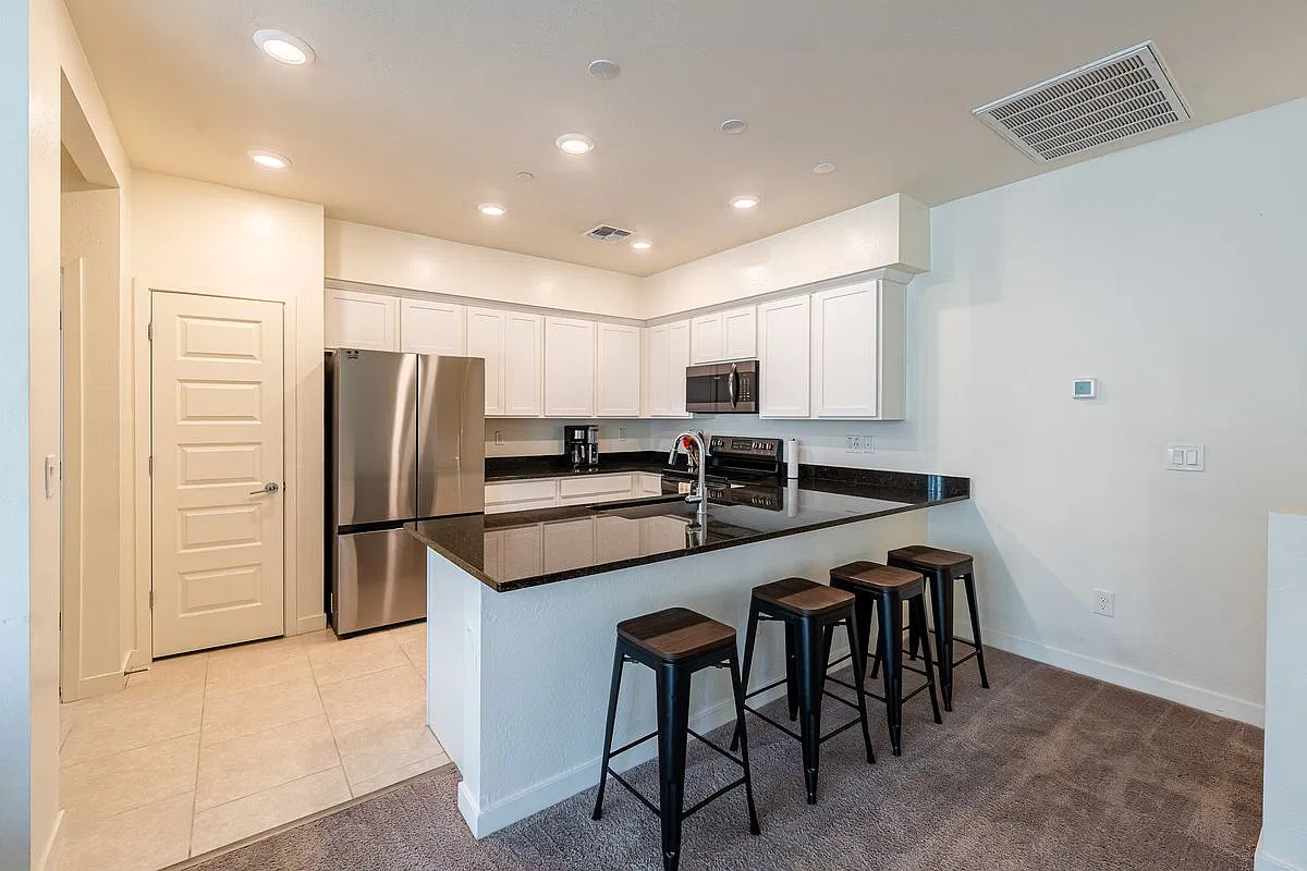 2 bed, 2.0 bath, 1096 sqft, $1,990 — Photo 2