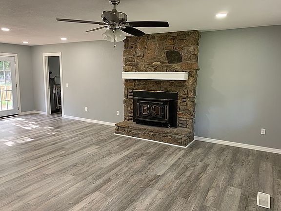 3rd image of 44 White Oak Cir