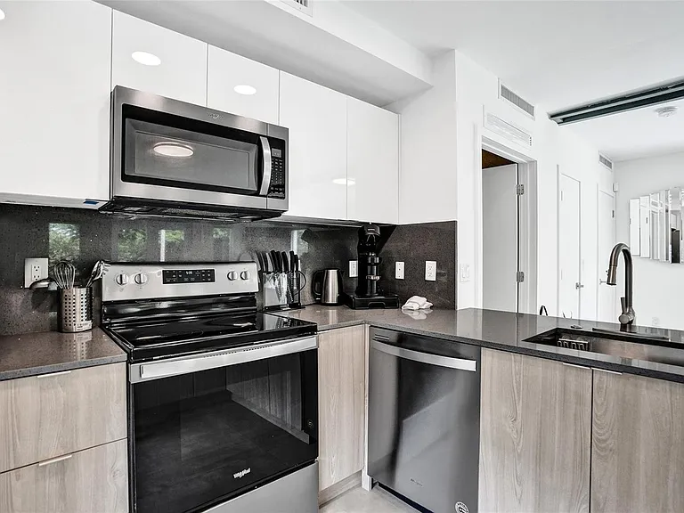 1601 NW 6th Ave — Photo 8