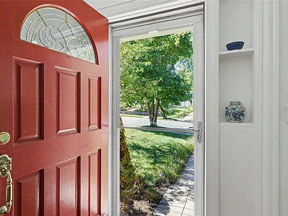 3rd image of 95 Lorimer Ave