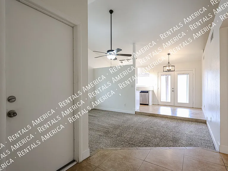 2842 E Irwin Ave — Photo 3