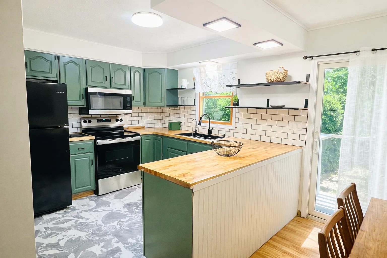 3 bed, 1000 sqft, $2,200 — Photo 2