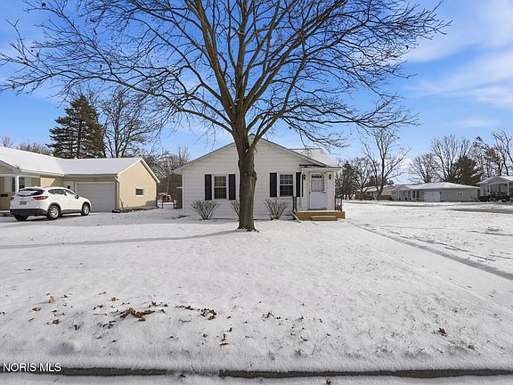 3rd image of 594 Douglas Dr