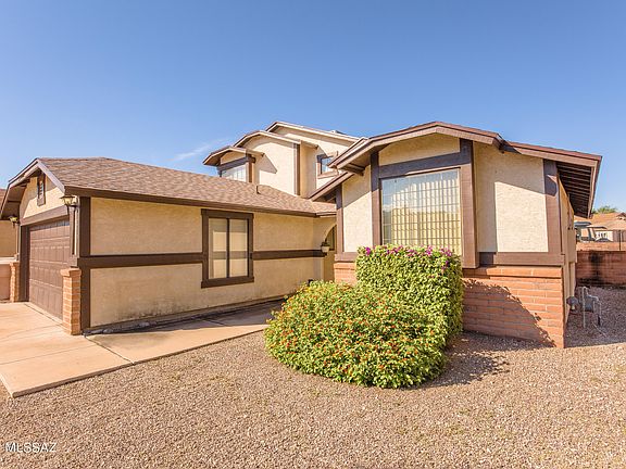 3rd image of 215 N Schrader Ln