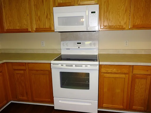 5 bed, 2.5 bath, 2644 sqft, $2,855 — Photo 2