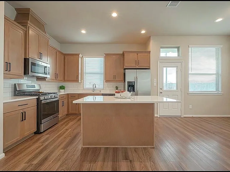 8700 Laurel Crest Dr — Photo 7