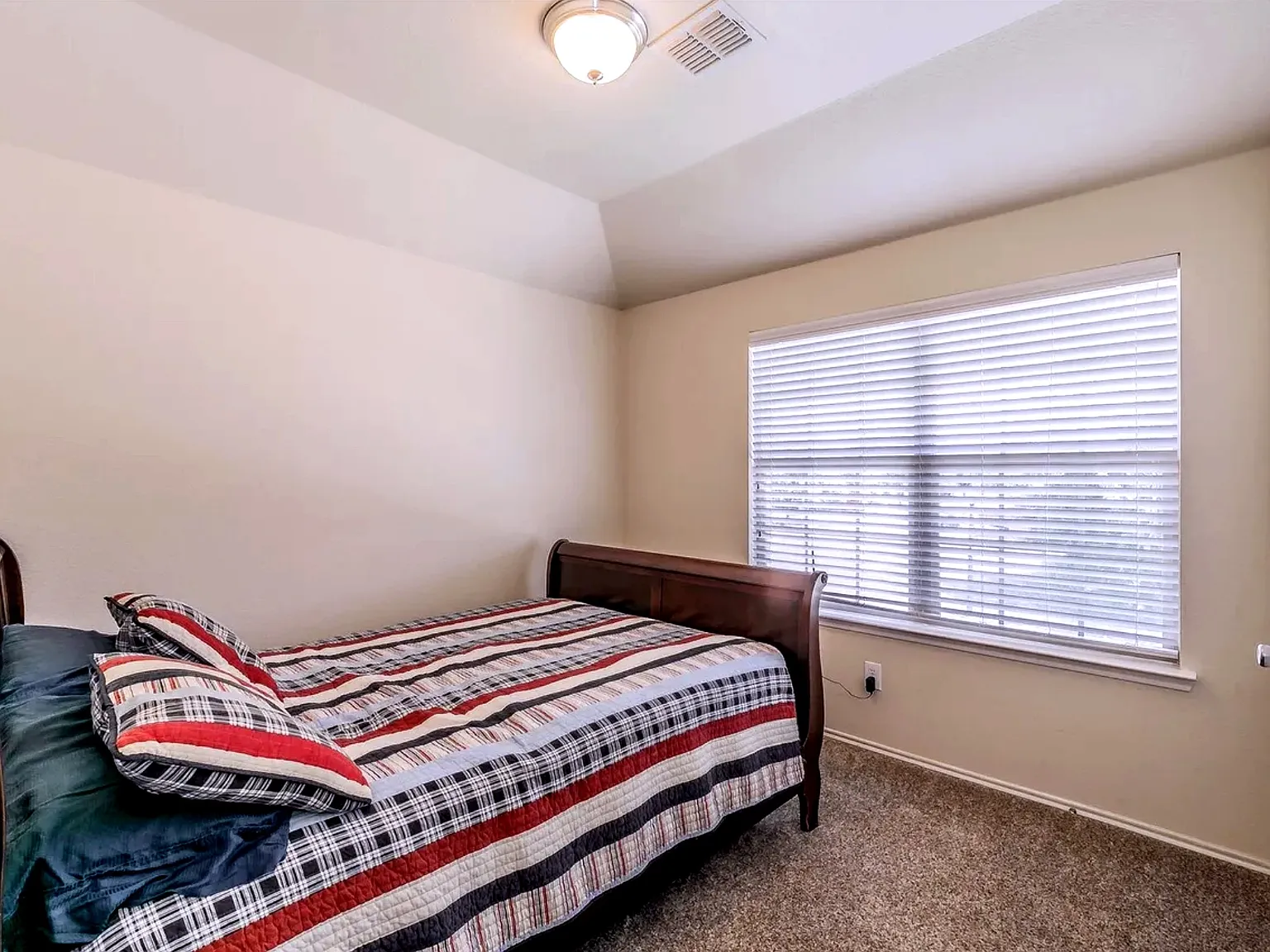 4 bed, 2426 sqft, $2,850 — Photo 3
