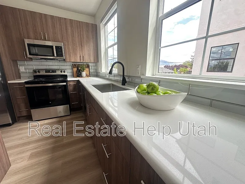 2 bed, 2.5 bath, 1400 sqft, $1,995 — Photo 2