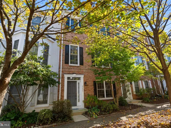 2427 Huntington Park Dr, Alexandria, VA 22303