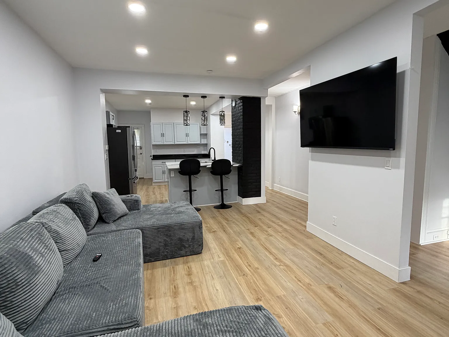 6 bed, 1932 sqft, $4,950 — Photo 2