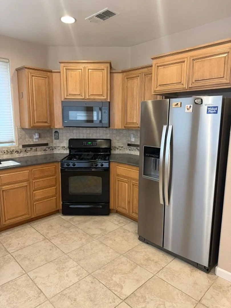 Super clean home in Westshore Lakeside Community! — Photo 2