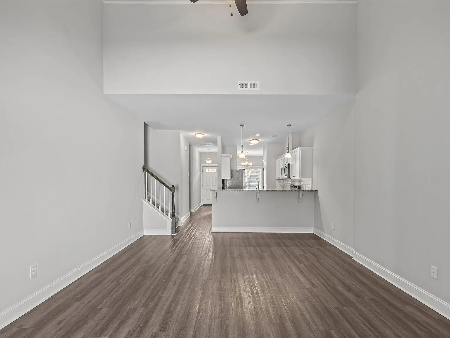 3 bed, 2.5 bath, 1900 sqft, $2,100 — Photo 2