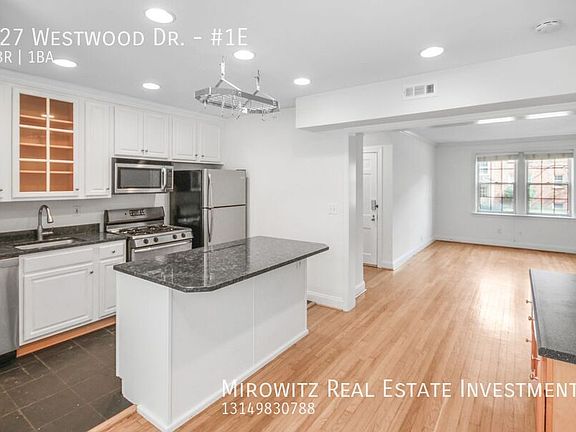 3rd image of 827 Westwood Dr APT 1E