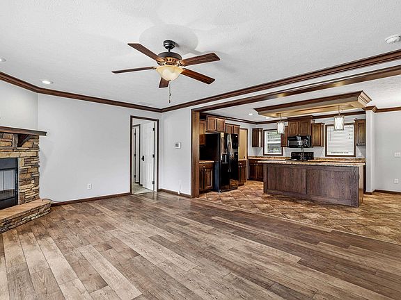 5th image of 124 Brook Orchard Blvd