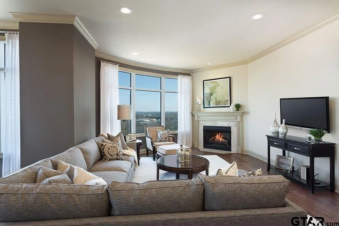 2 bed, 2.0 bath, 1962 sqft, $4,000 — Photo 2