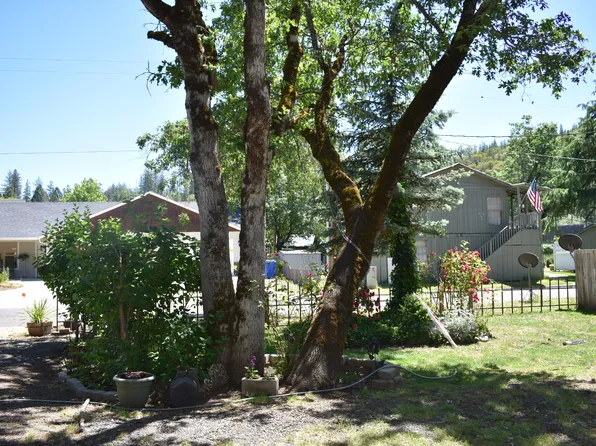 127 Holly St, Shady Cove, OR 97539