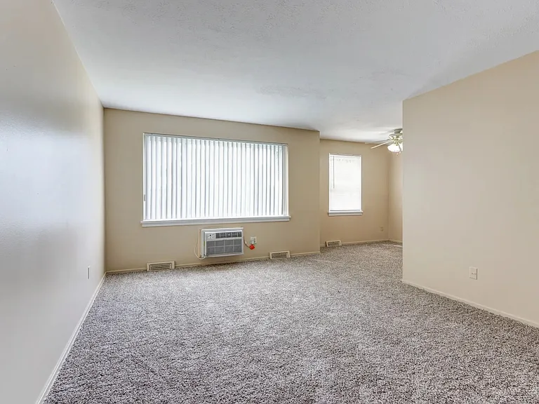 Ellacott Parkway Apartments — Photo 44