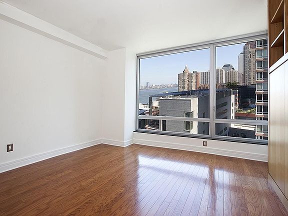 4th image of 10 Little St W #15A